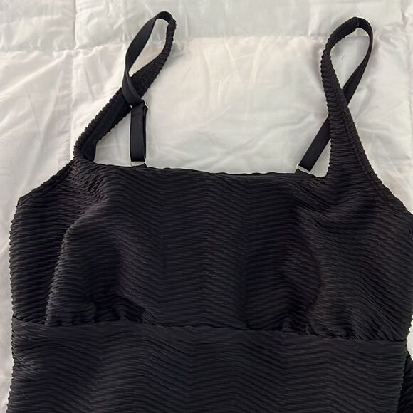 Lands End Textured Black Scoop Neck Tankini top w underwire & adjustable straps - Picture 2 of 5